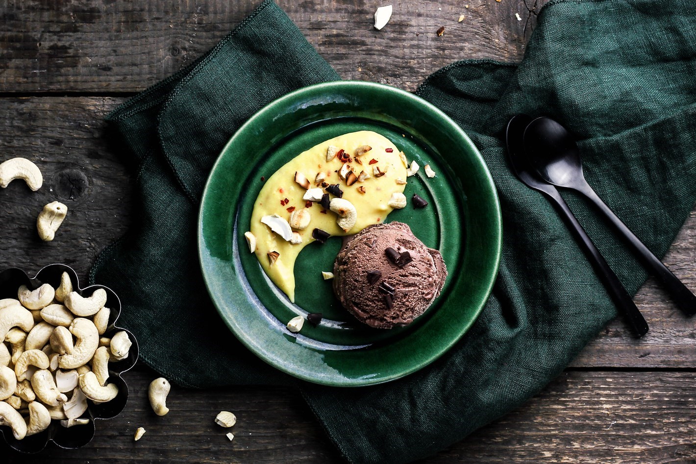 Chocolate Chips auf Mango Chili Mousse